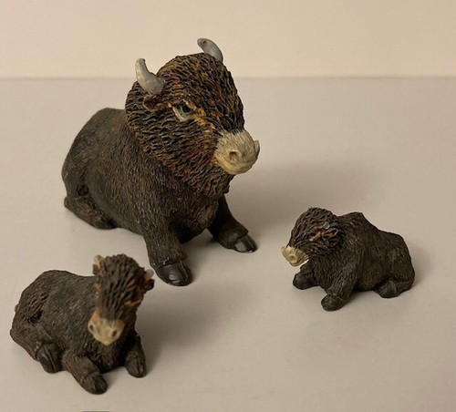Buffalo family figurines - family, 3