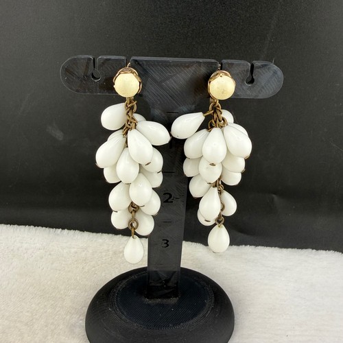 Vintage milk glass earrings - milk,