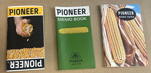 Lot pioneer seed corn - (3),