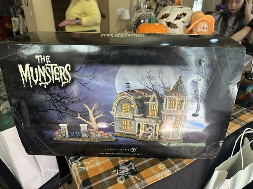 Dept the munsters village - munsters,