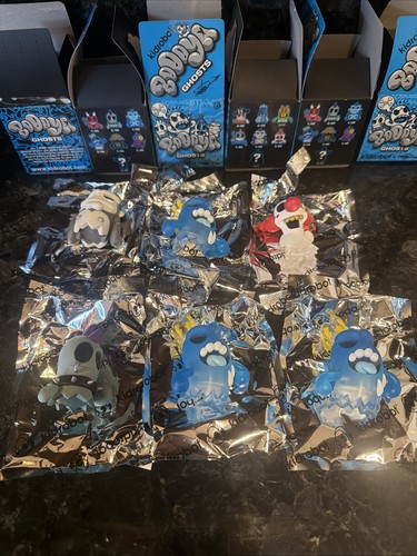 Lot kidrobot figures - of,