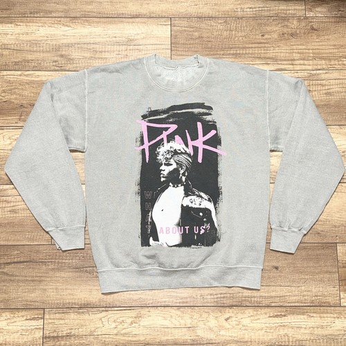 Pink pop music singer - pink, tour