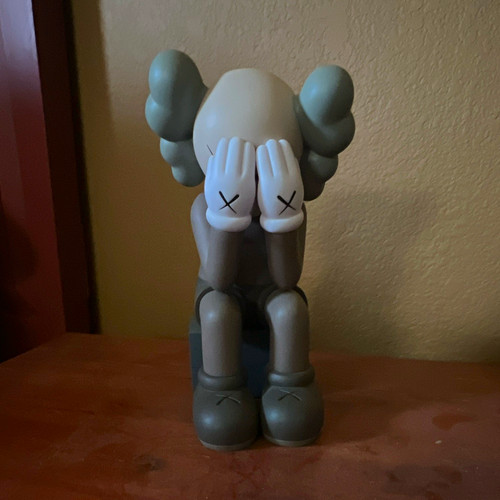 Kaws companion seated - seated, figurine