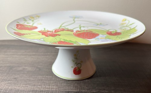 Strawberry hill cake - strawberry, stand