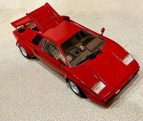 Built plastic model - 🏁,