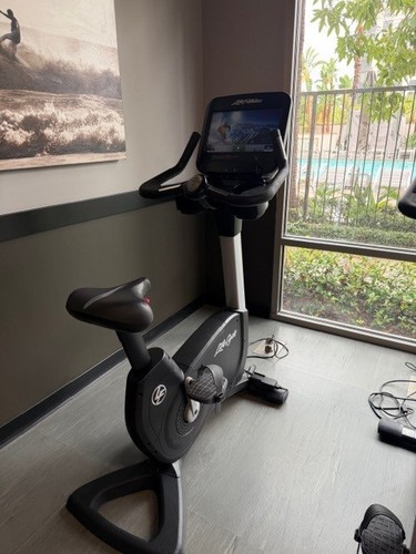 Life fitness 95cs upright bike - fitness,