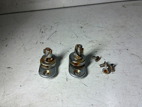 Hard top roof lock - top, latches