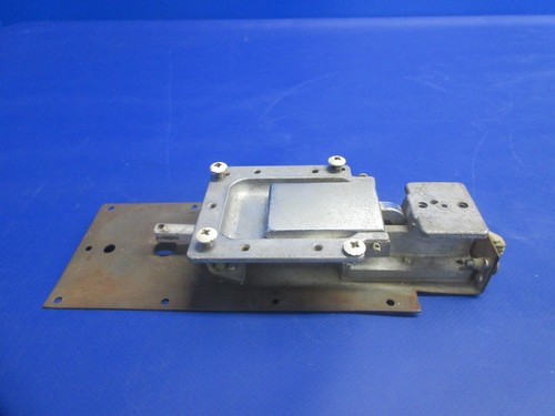 Cessna 150 cabin door - cabin, latch