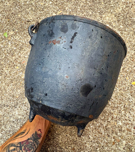 Cast iron leg - pot, kettle