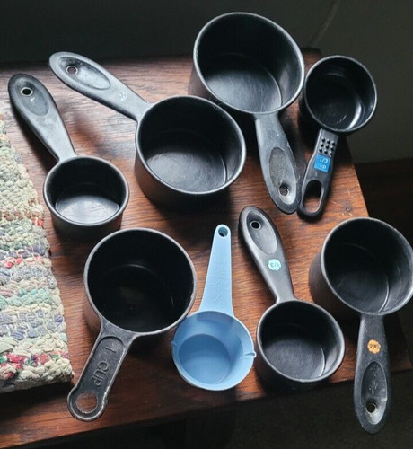 Lot measuring cups - of,