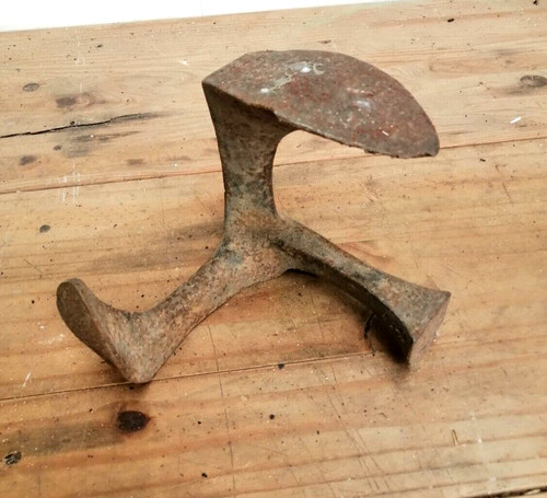 Antique cast iron shoes - , mold