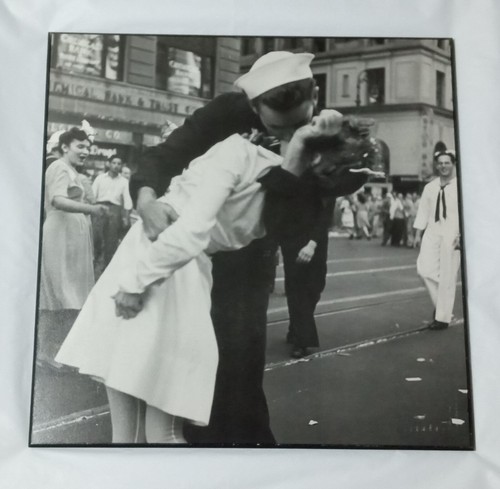 Kissing couple wwii - couple,