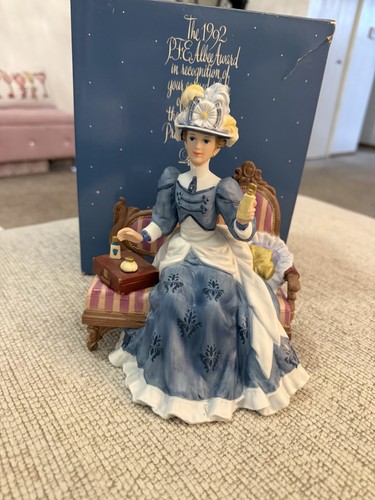 1992 mrs albee doll avon - doll,