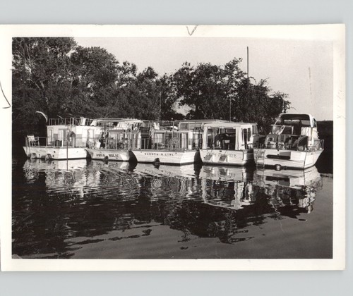 Houseboats rafted at - up,