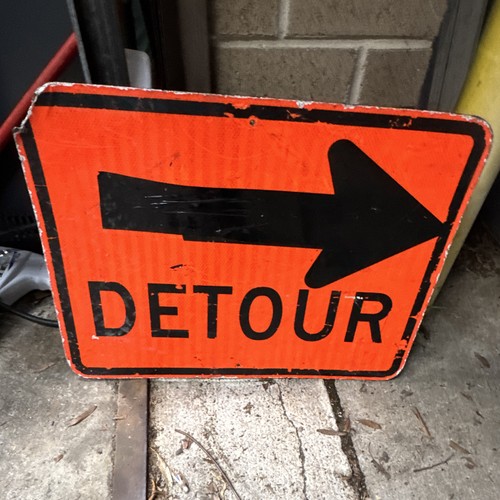 Orange black detour right - orange,
