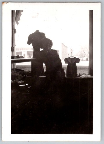 Vtg snapshot woman - b&w,