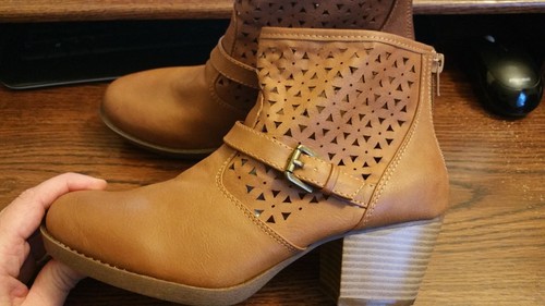 White womens boots 8m - sz,