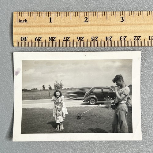 Vtg 1940s candid family photo - vtg,