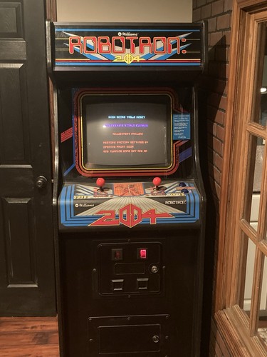 Robotron 2084 arcade game - robotron:,