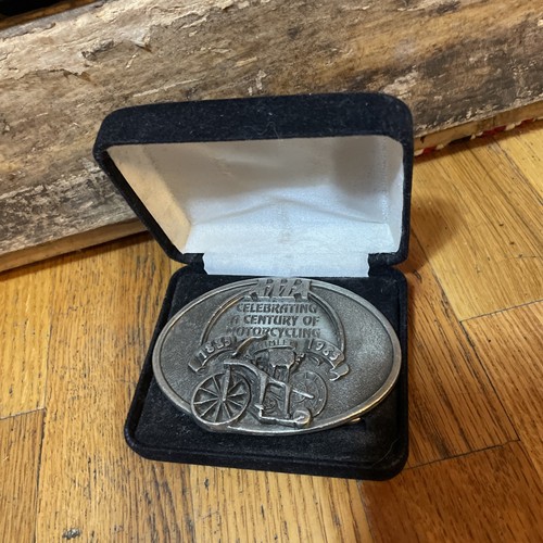 Vtg 1985 brass belt buckle - brass, 3d