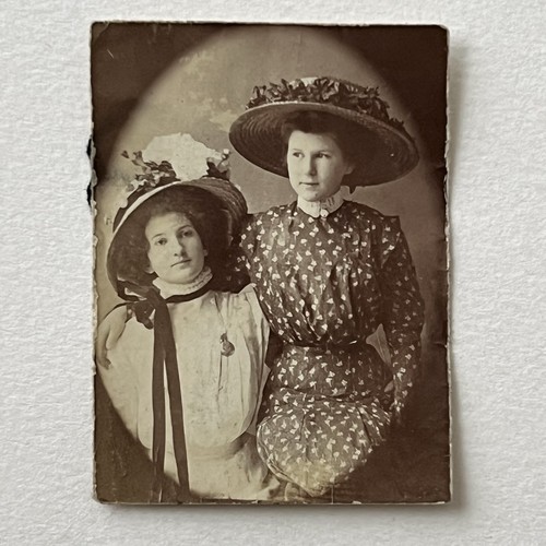 Antique vintage photo booth - photo,