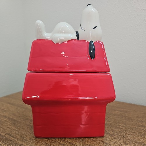 Peanuts snoopy red - peanuts, doghouse