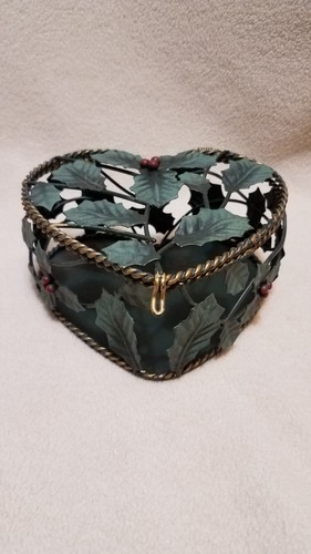 Heart shaped wire basket - shaped,,