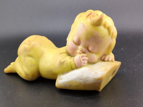 Yellow sleeping blonde - yellow,