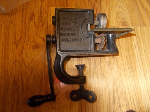 Hand crank pinking machine - pinking,