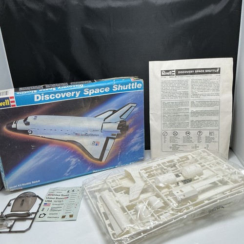 Discovery space shuttle revell - space,