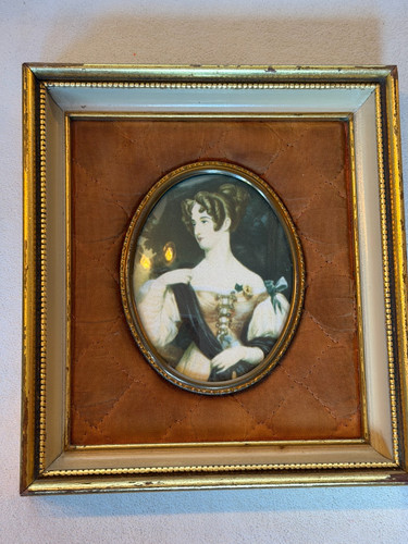 Portrait lady oval convex - in,