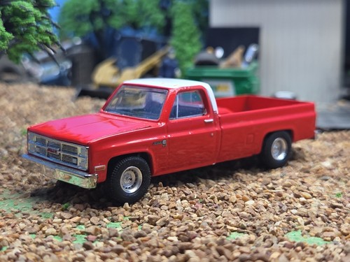 Custom auto world 1984 - 1/64,