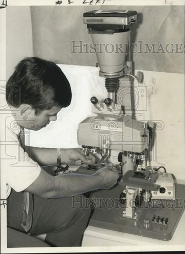 1968 press photo detective - press,