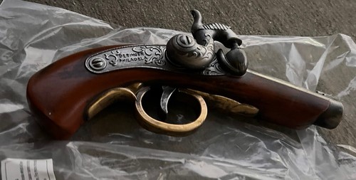 Philadelphia derringer hand - derringer,