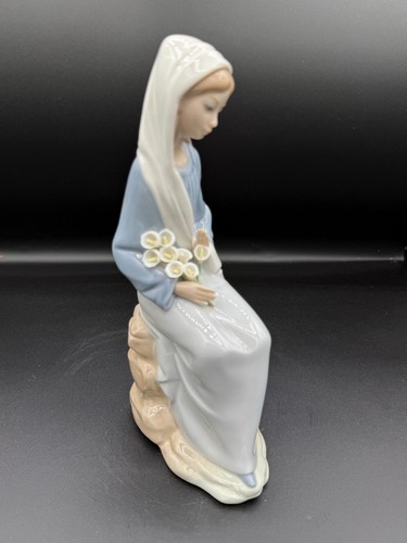 Lladro figurine sitting girl - "sitting,