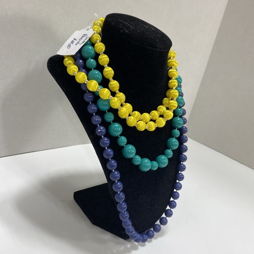Lot colorful plastic bead - of,