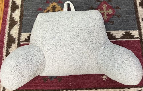 Cozy white sherpa reading - white,