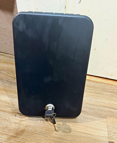 Black plastic lockable - black,