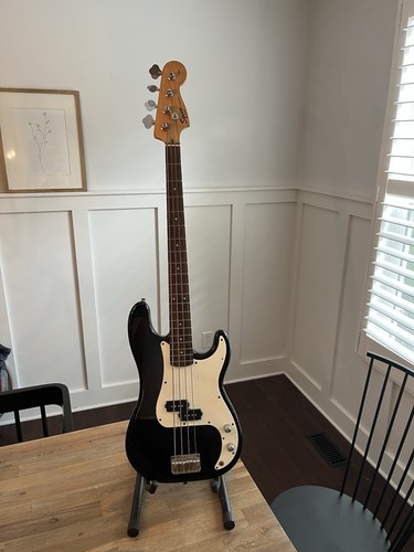 2004 squier fender bass - by,