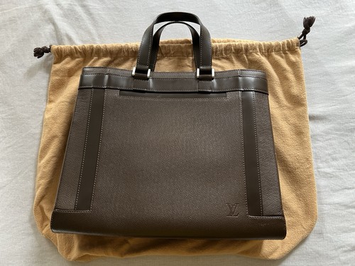 Louis vuitton taiga kasbek - louis, pm