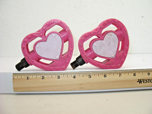 Pink plastic heart pedals - pink, 1/2"