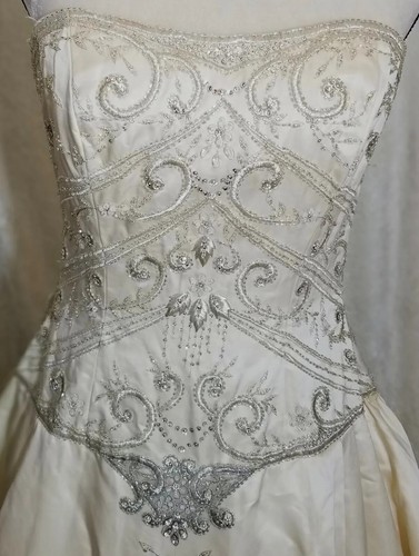 Gorgeous hand beaded ivory eve - hand,