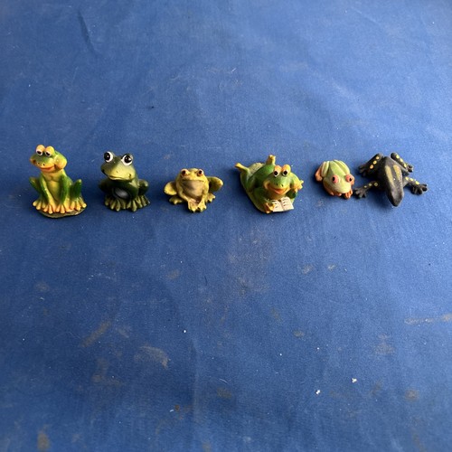 Lot small frogs - of,