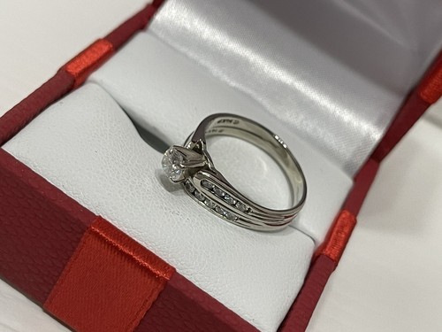 Round cut diamond wedding ring - round,
