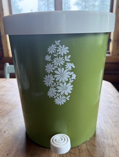 Vintage avacado green lustro - avacado,