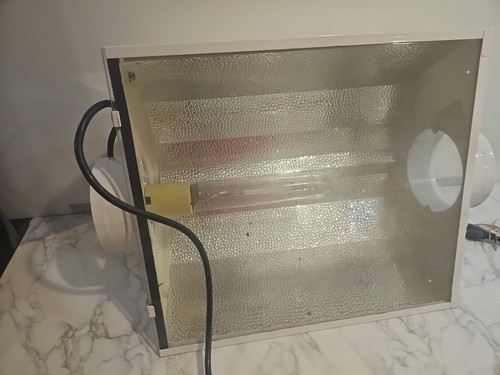 Grow light hood with 400 - hood,