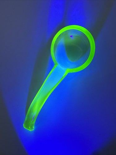 Uranium green glass - green, ladle