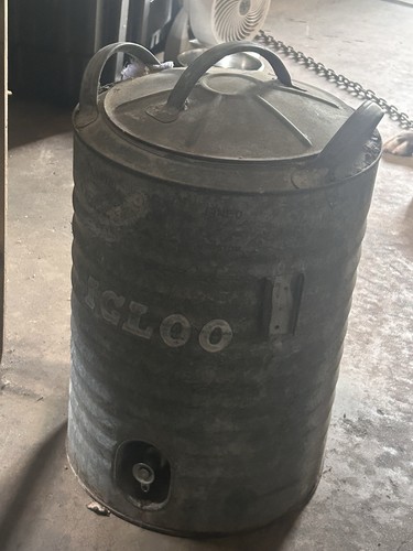 Old vintage igloo galvanized - old,