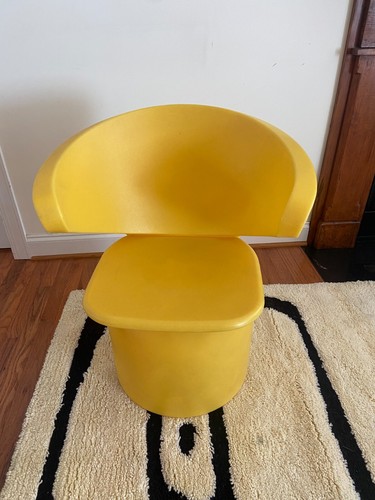 Groovy space age yellow - age, focus