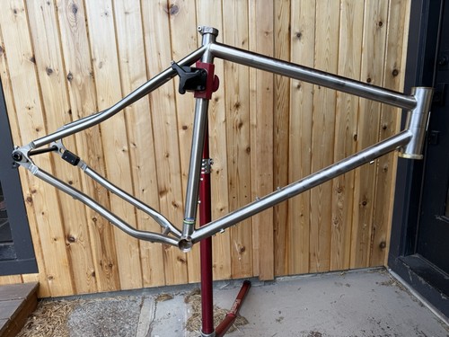 Seven evergreen frame - seven, sl